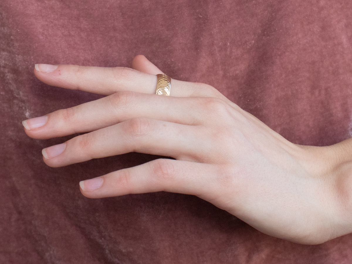 Vintage Gold Looping Pattern Band