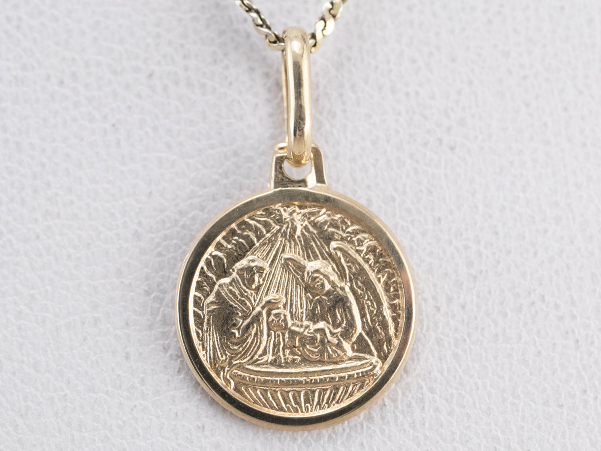 Colgante pequeño de oro con dije de bautismo