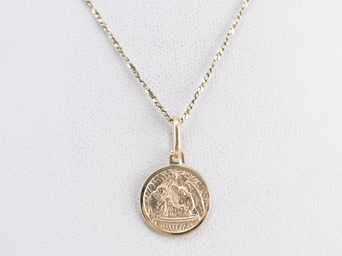 Colgante pequeño de oro con dije de bautismo