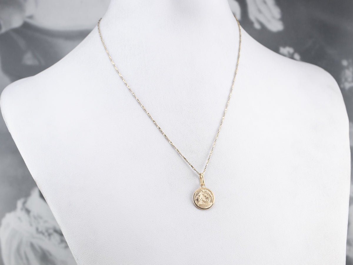 Colgante pequeño de oro con dije de bautismo