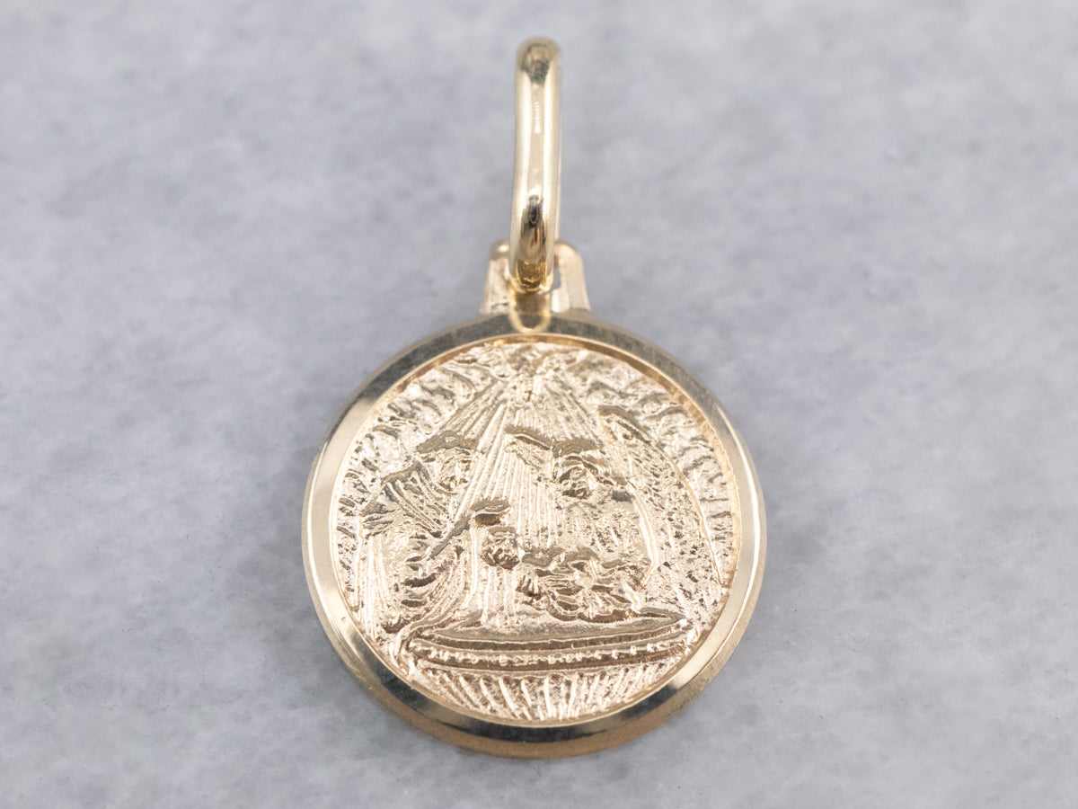 Colgante pequeño de oro con dije de bautismo