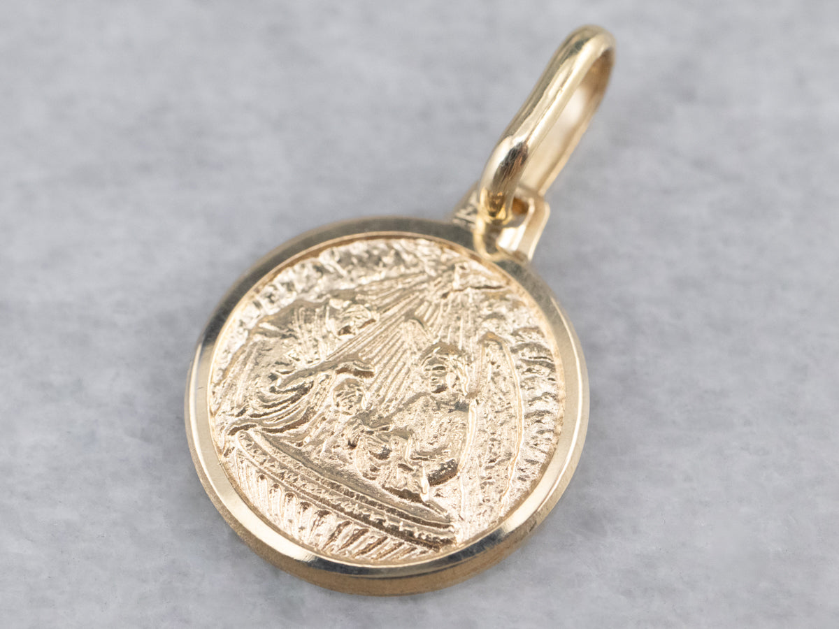 Colgante pequeño de oro con dije de bautismo