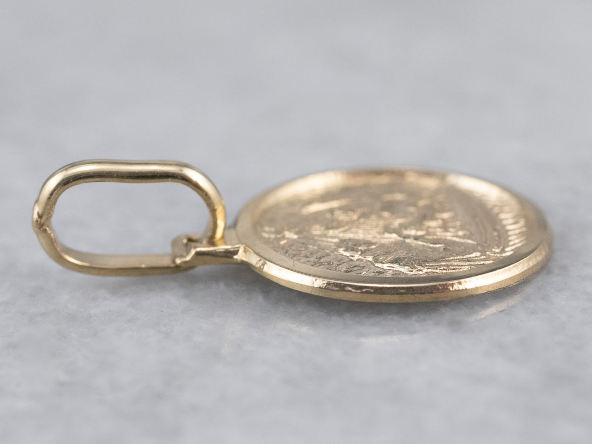 Colgante pequeño de oro con dije de bautismo