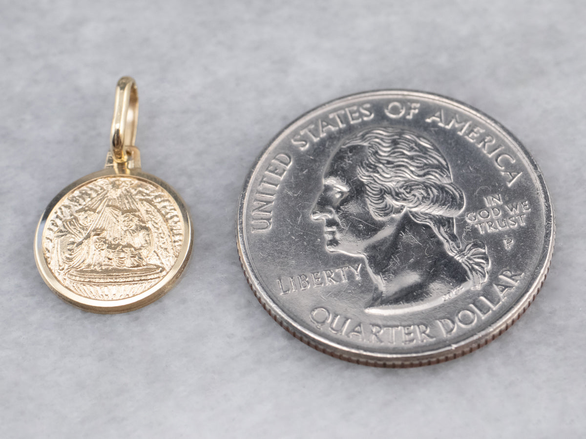 Colgante pequeño de oro con dije de bautismo