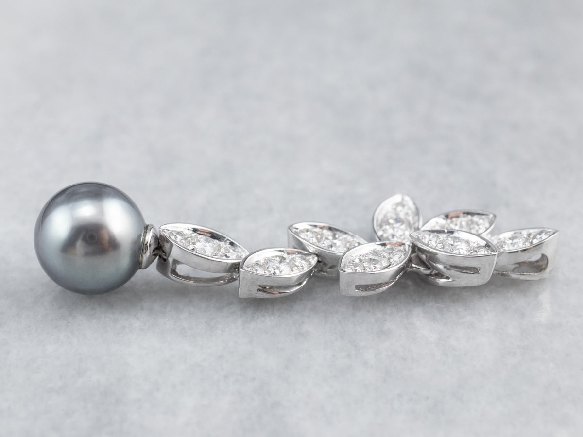 Colgante de oro blanco con diamantes y perlas grises