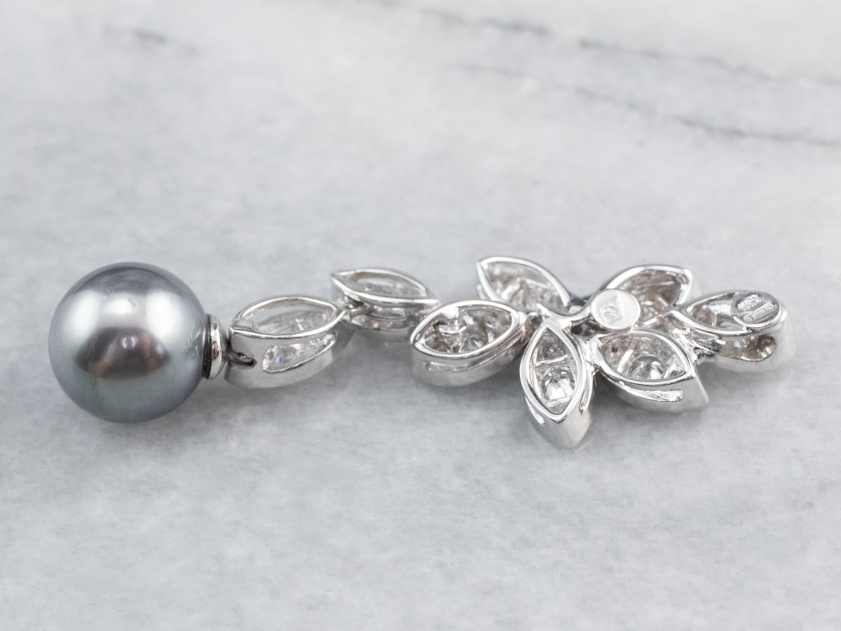 Colgante de oro blanco con diamantes y perlas grises