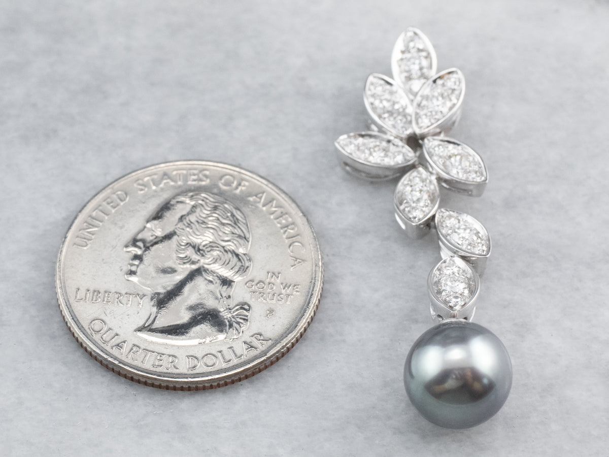 Colgante de oro blanco con diamantes y perlas grises