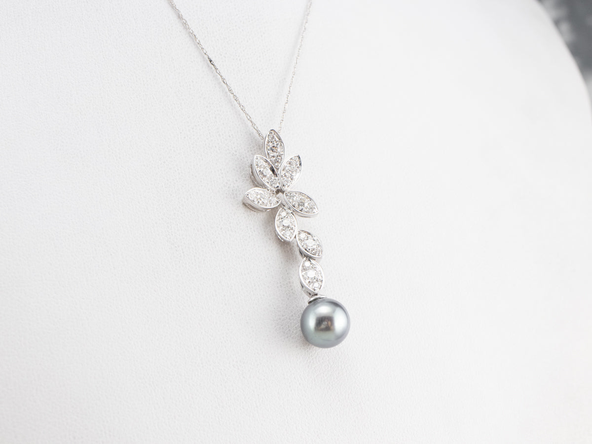 Colgante de oro blanco con diamantes y perlas grises