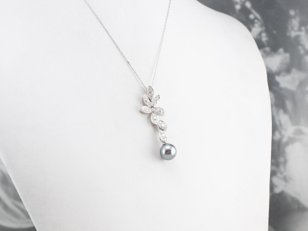 Colgante de oro blanco con diamantes y perlas grises