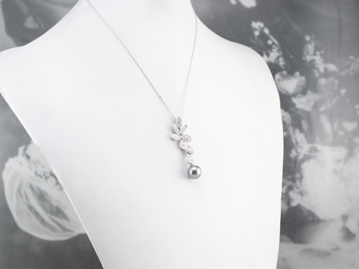 Colgante de oro blanco con diamantes y perlas grises