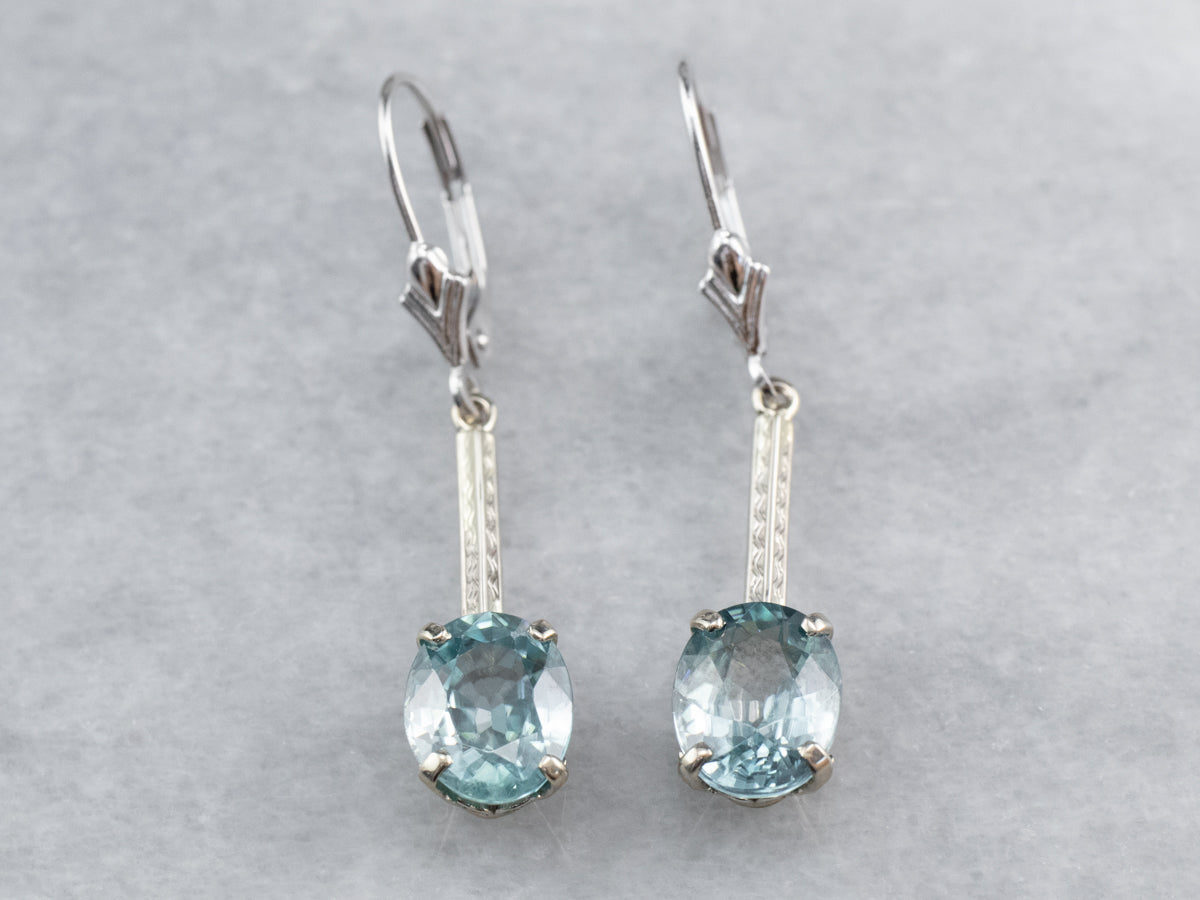 Pendientes con circonitas azules y barra grabada