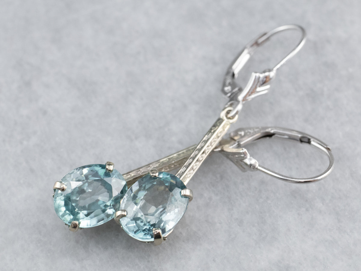 Pendientes con circonitas azules y barra grabada