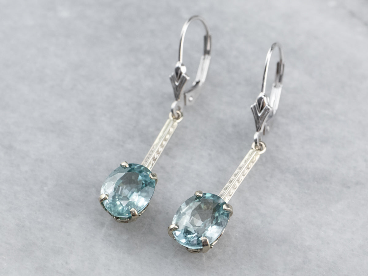 Pendientes con circonitas azules y barra grabada