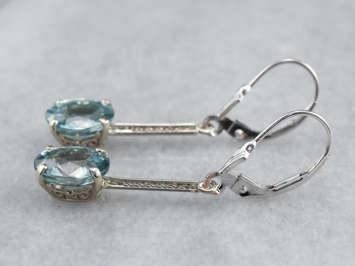 Pendientes con circonitas azules y barra grabada