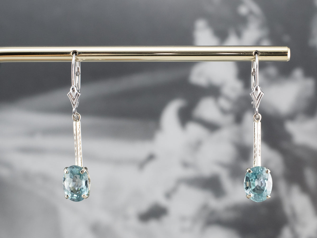 Pendientes con circonitas azules y barra grabada