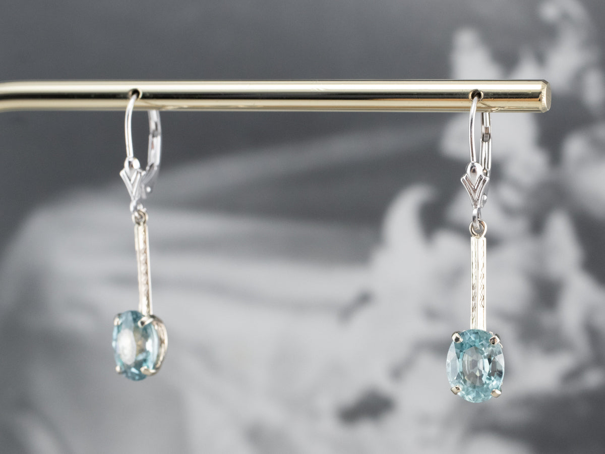 Pendientes con circonitas azules y barra grabada