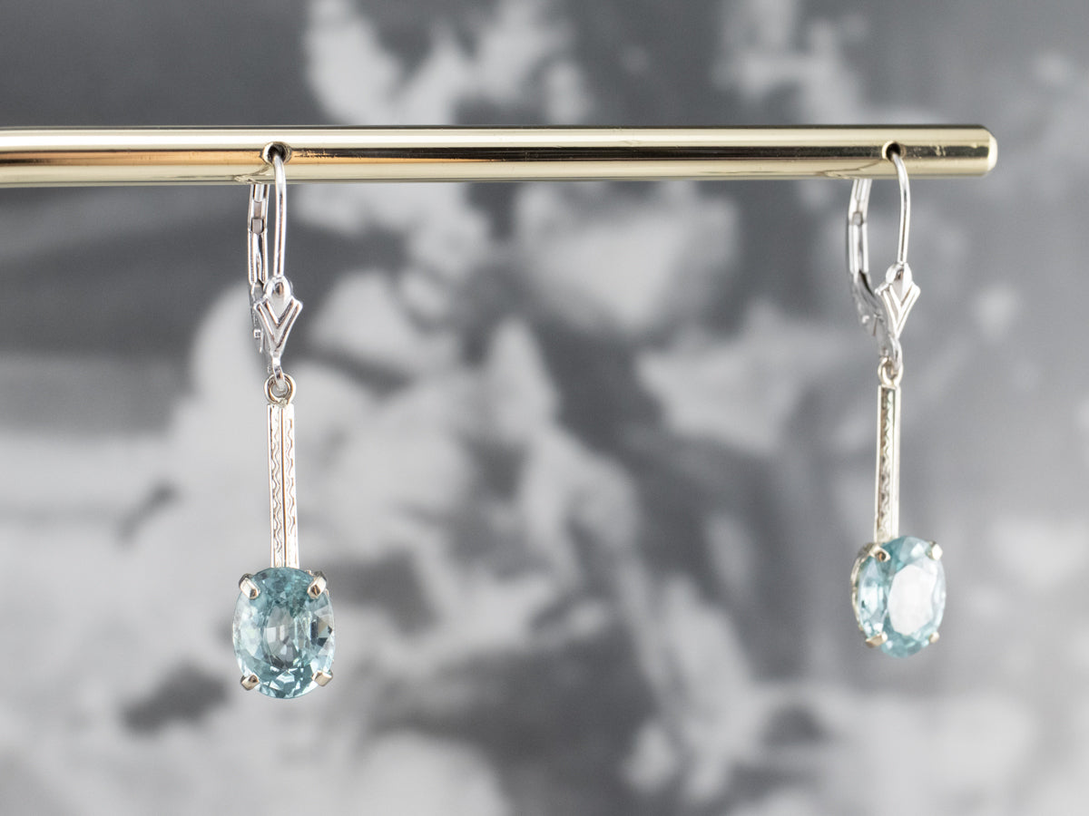 Pendientes con circonitas azules y barra grabada