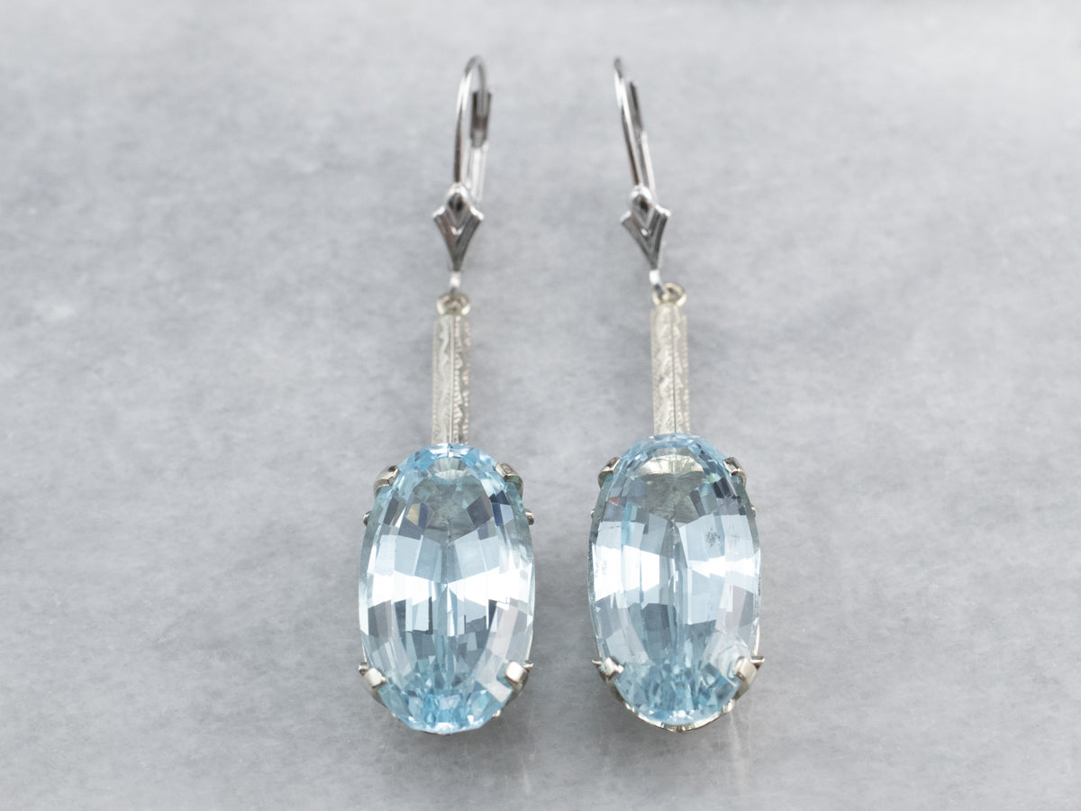 Pendientes colgantes de topacio azul en oro blanco