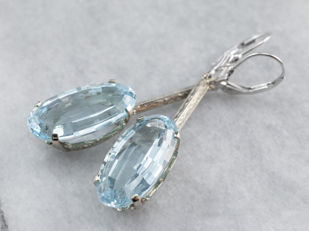 Pendientes colgantes de topacio azul en oro blanco