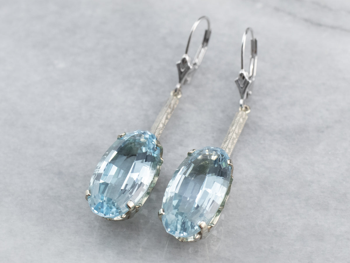 Pendientes colgantes de topacio azul en oro blanco