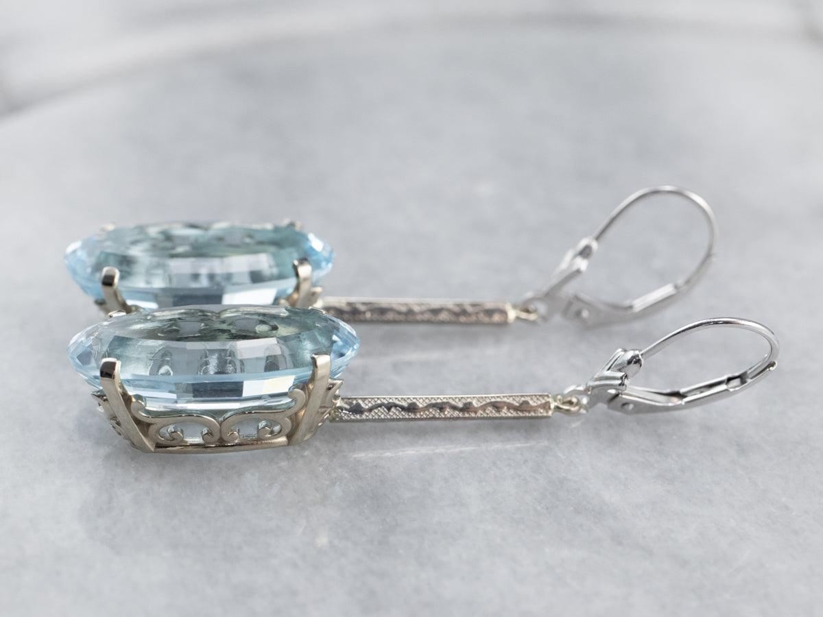 Pendientes colgantes de topacio azul en oro blanco