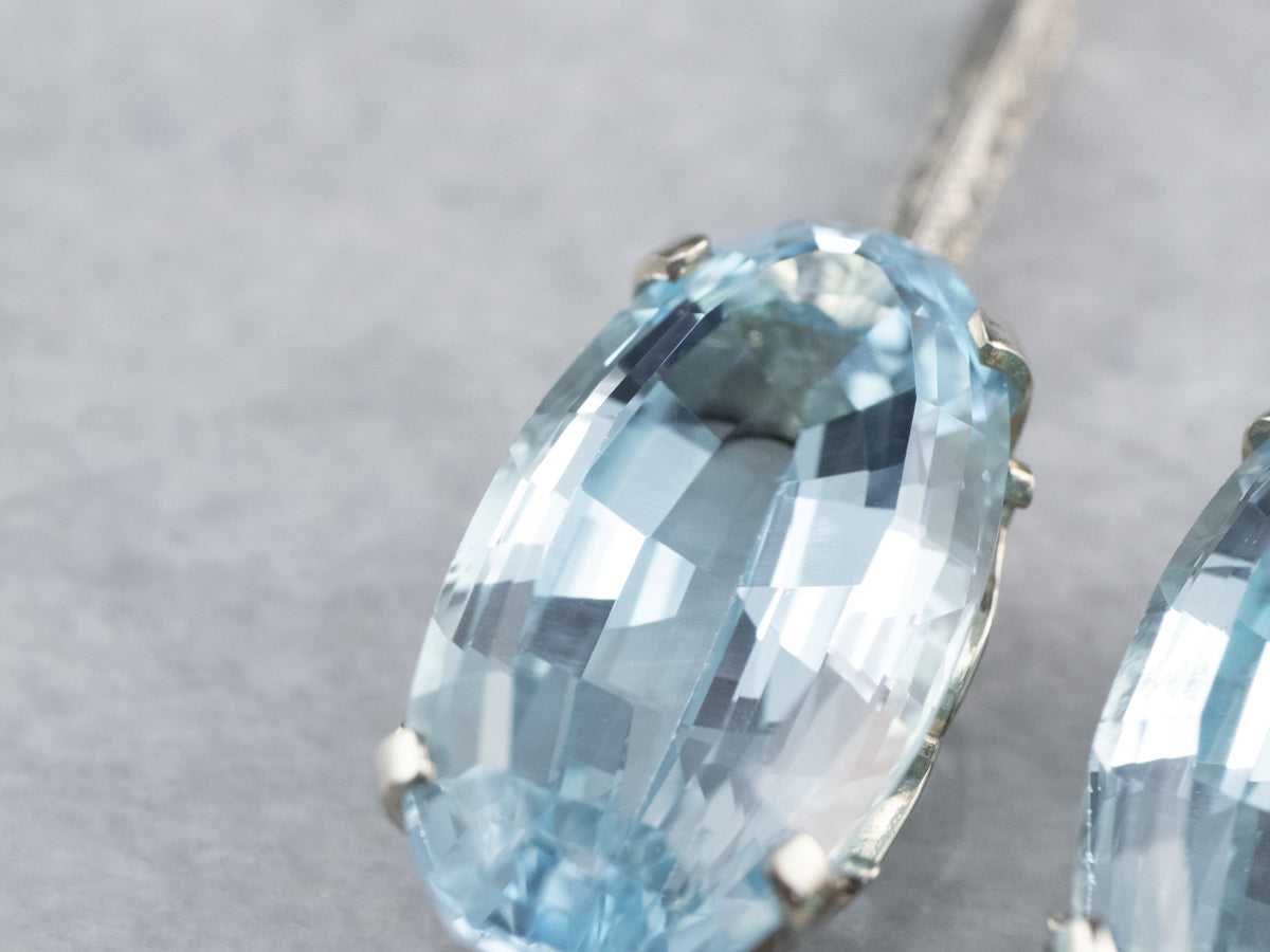 Pendientes colgantes de topacio azul en oro blanco