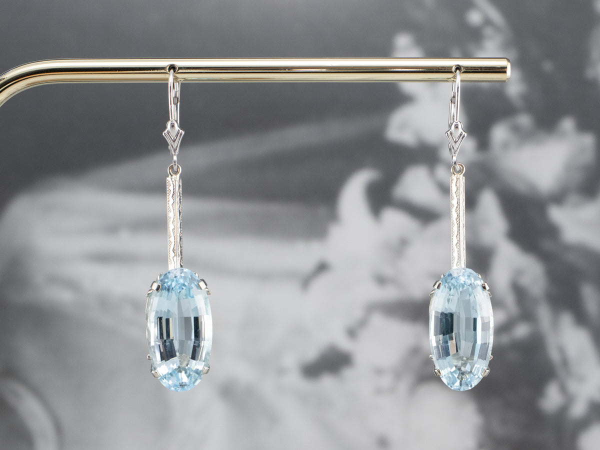 Pendientes colgantes de topacio azul en oro blanco