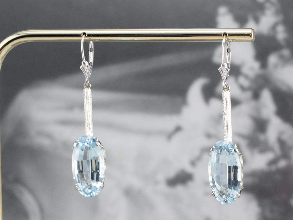 Pendientes colgantes de topacio azul en oro blanco