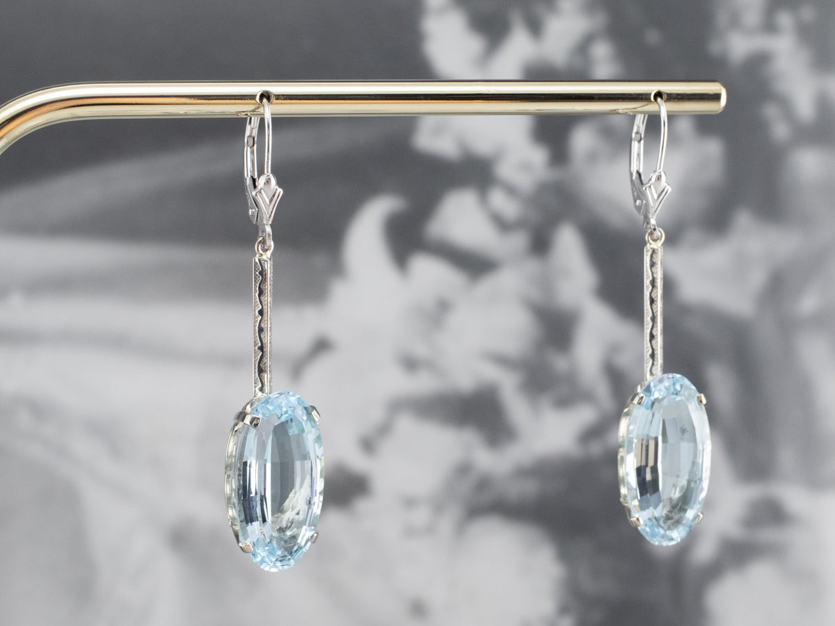 Pendientes colgantes de topacio azul en oro blanco