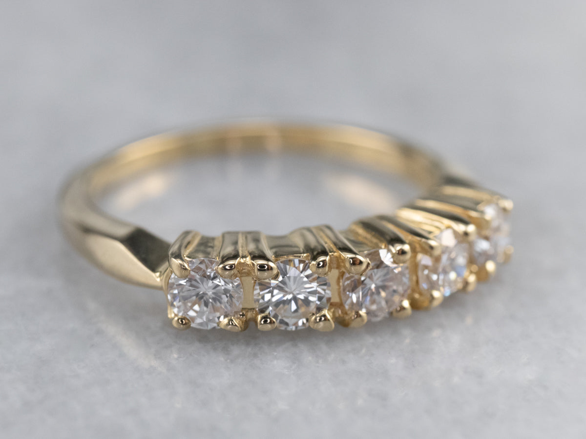 Alianza de boda de oro y diamantes