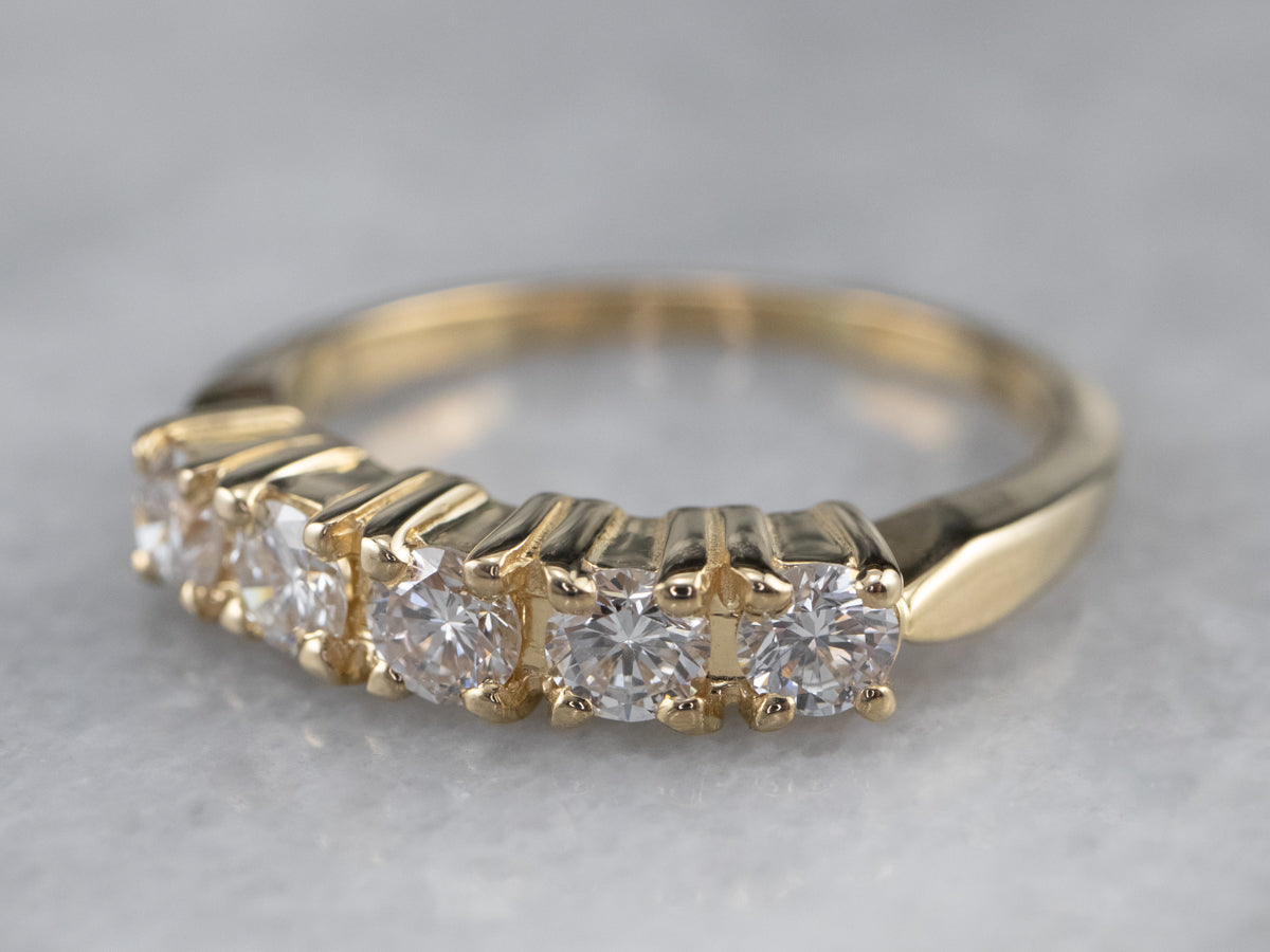 Alianza de boda de oro y diamantes