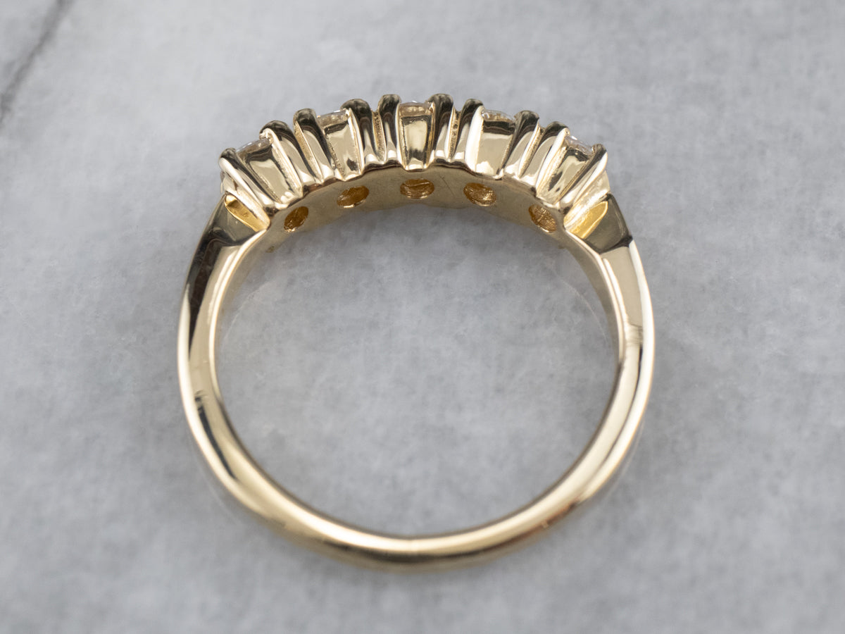 Alianza de boda de oro y diamantes