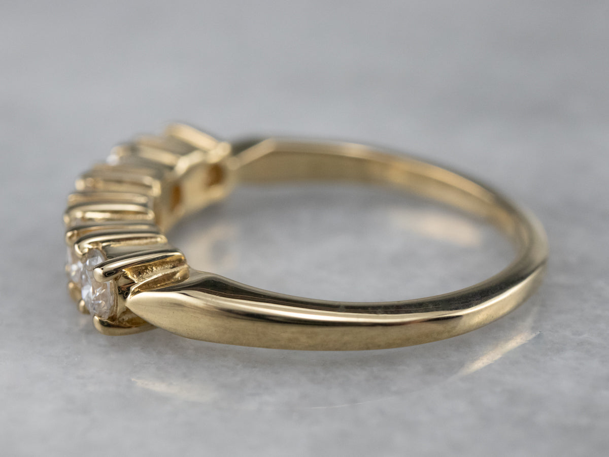 Alianza de boda de oro y diamantes