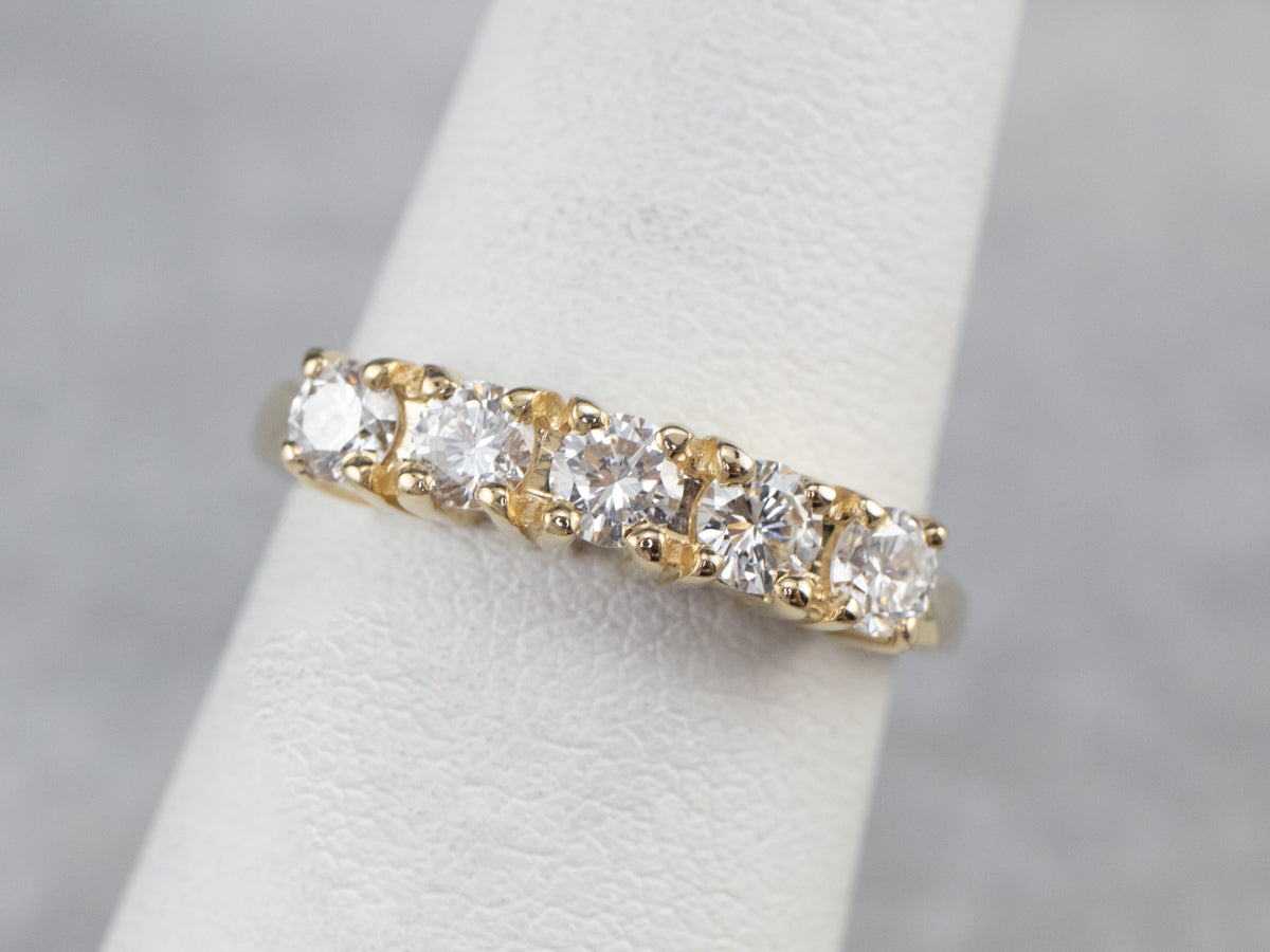 Alianza de boda de oro y diamantes