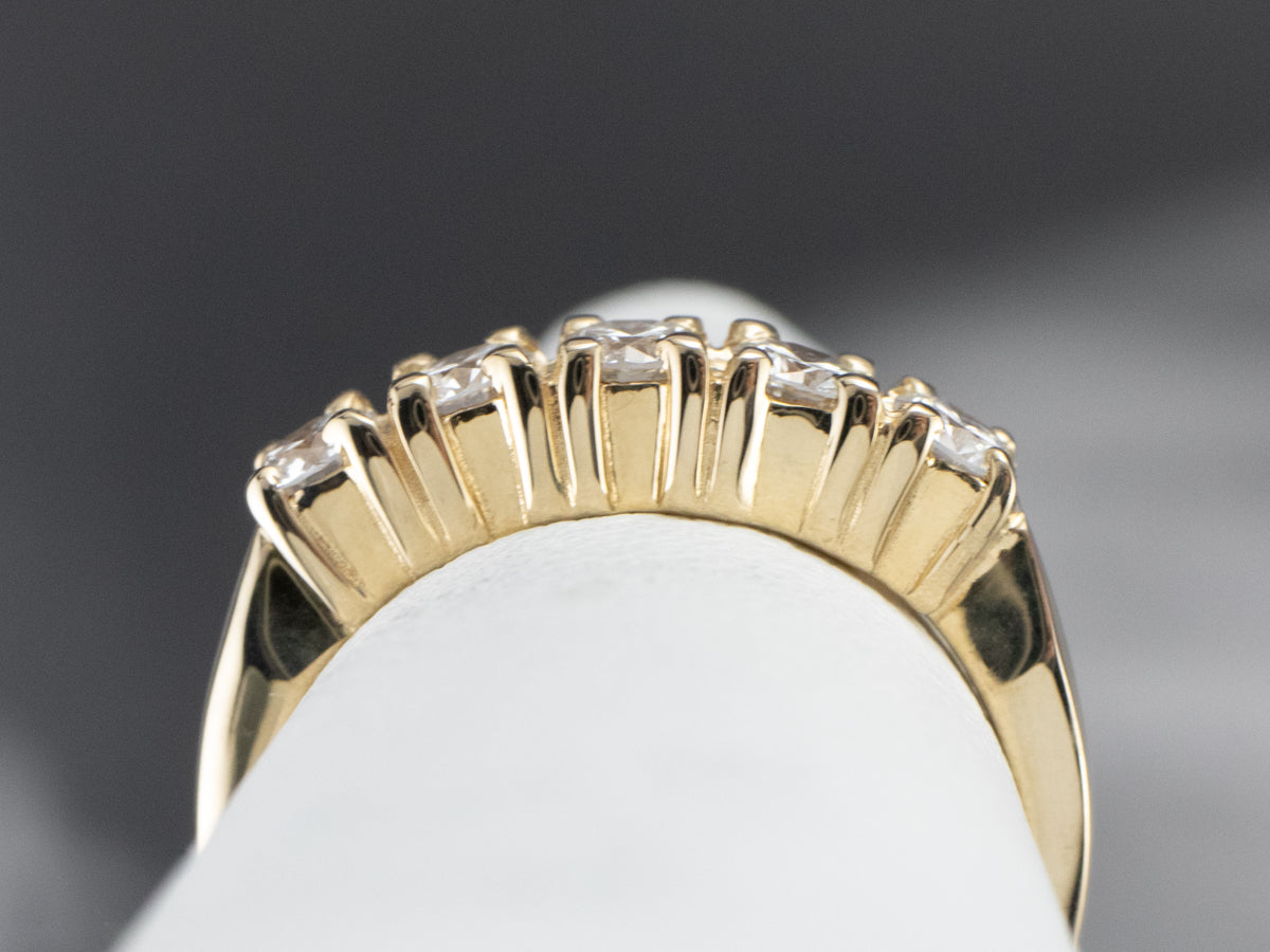 Alianza de boda de oro y diamantes