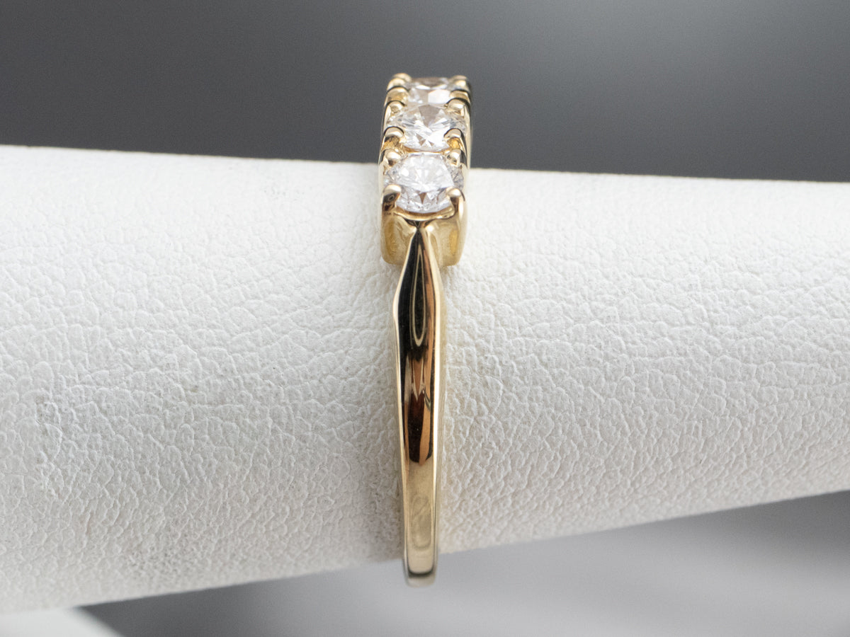 Alianza de boda de oro y diamantes