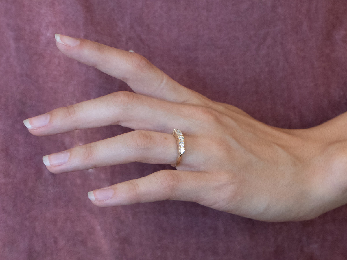 Alianza de boda de oro y diamantes