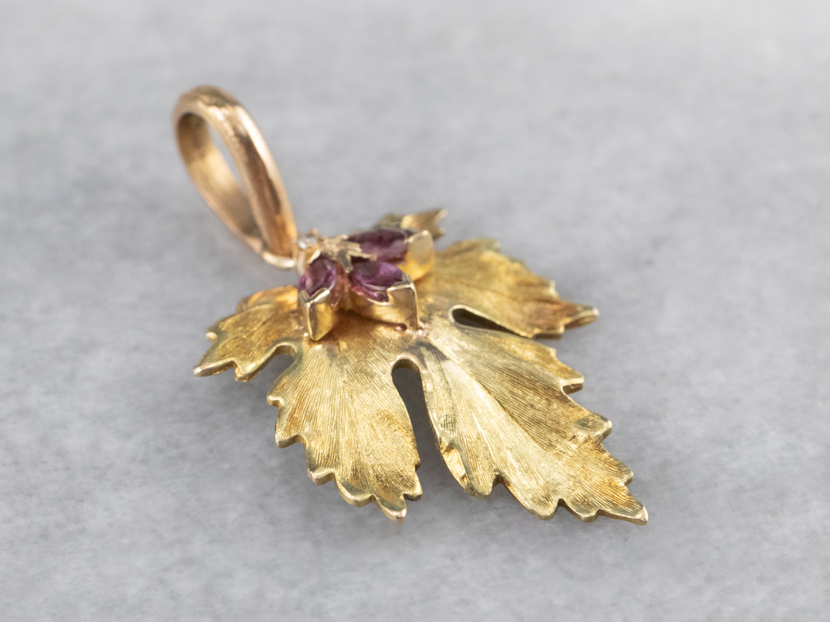 Colgante de hoja de uva de oro rubí