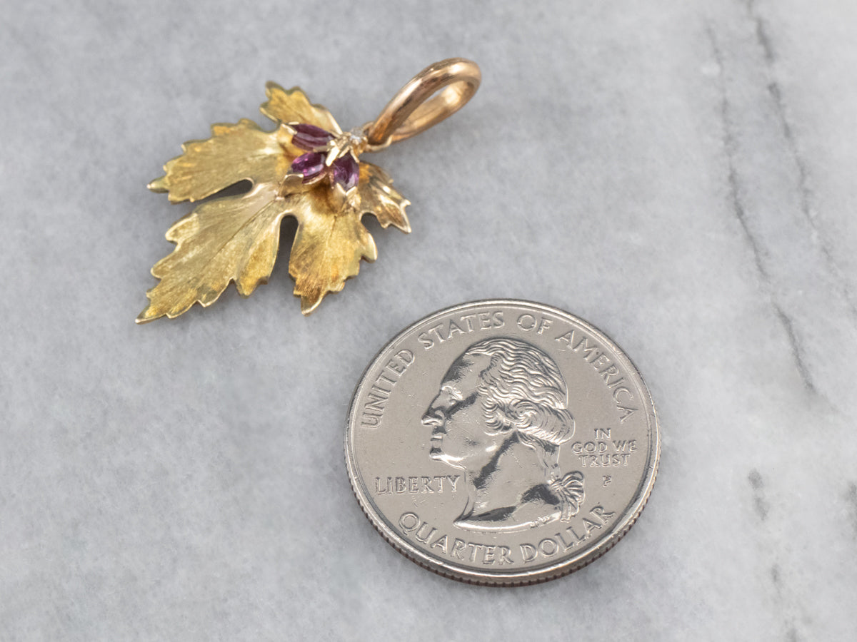 Colgante de hoja de uva de oro rubí