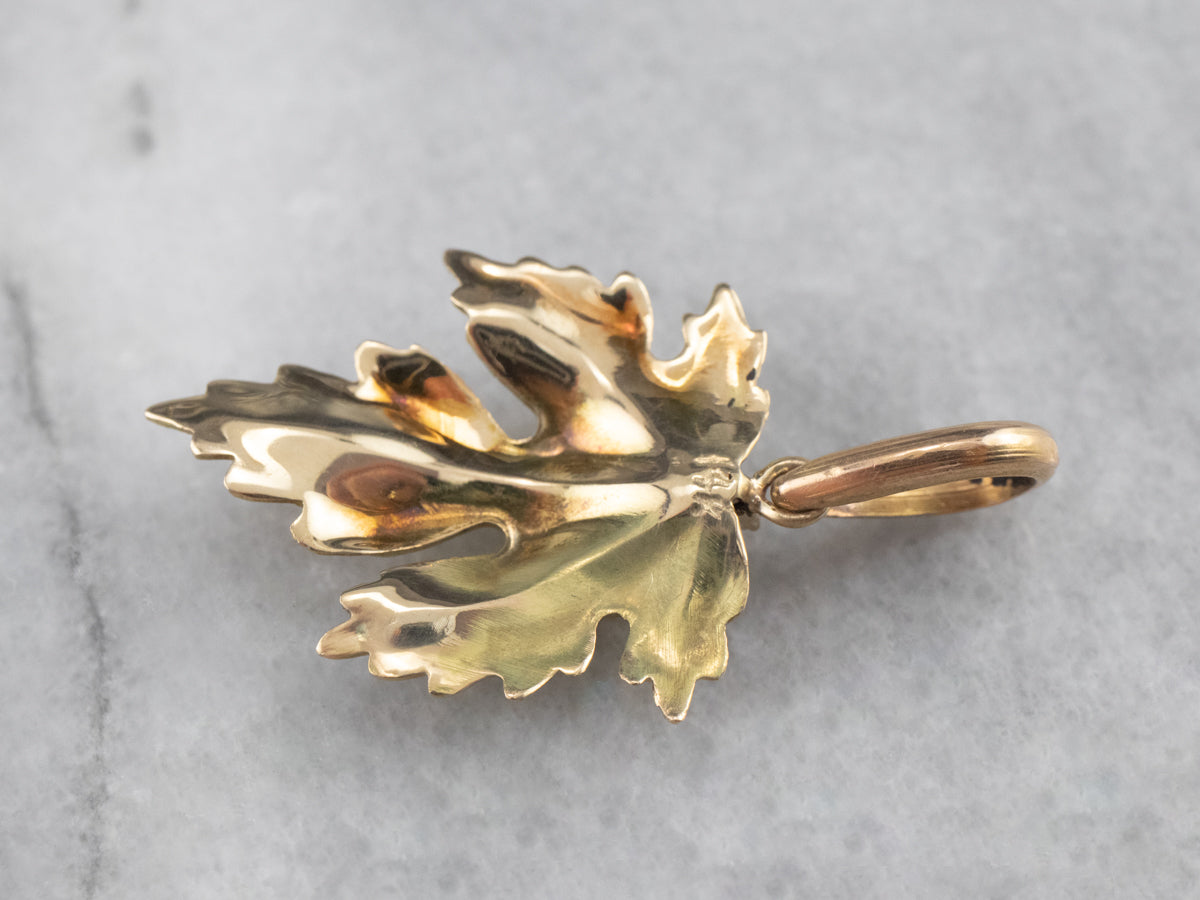 Colgante de hoja de uva de oro rubí