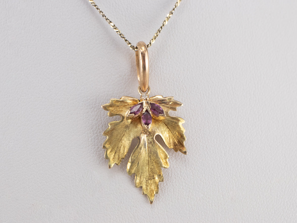 Colgante de hoja de uva de oro rubí