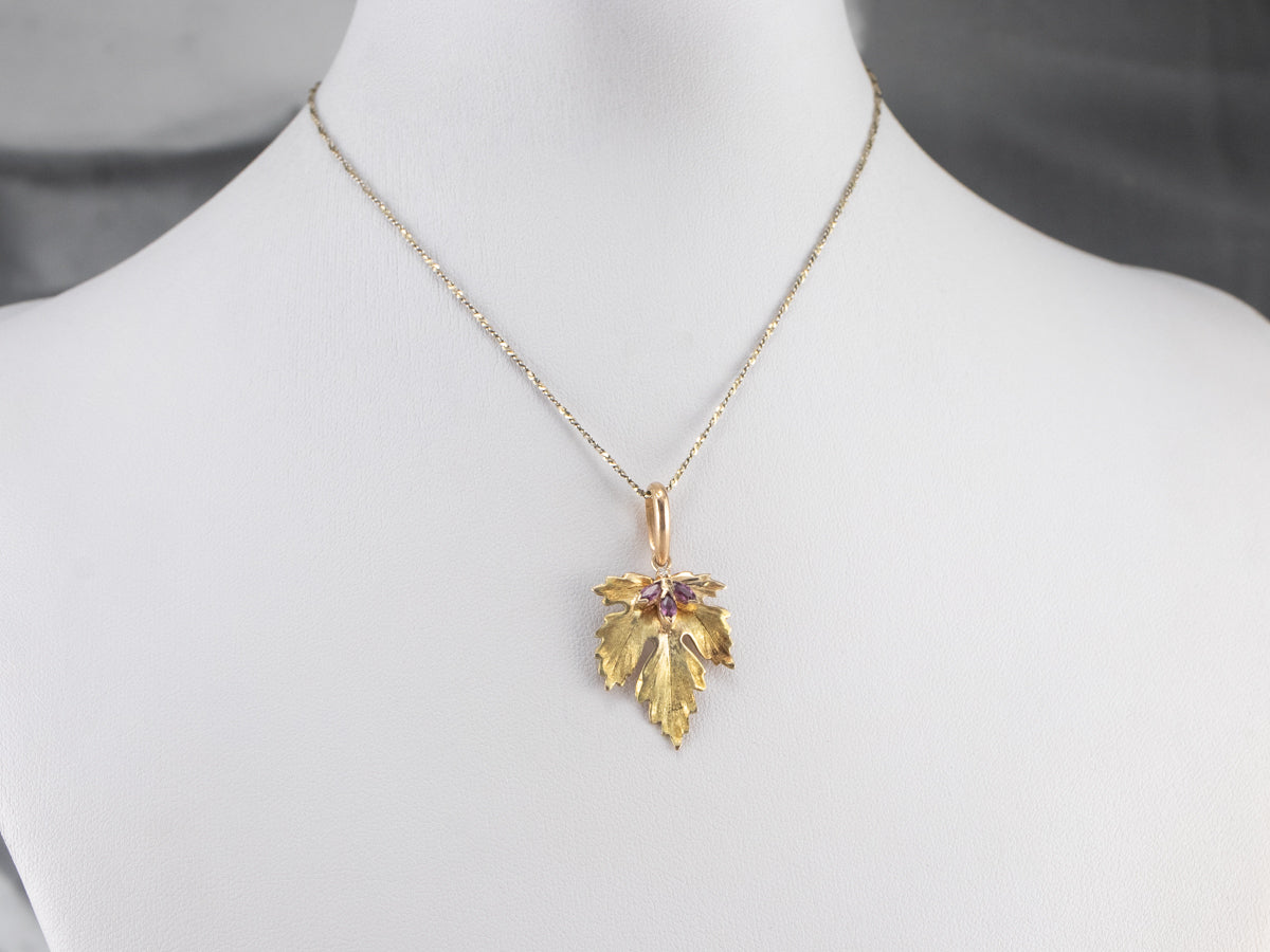 Colgante de hoja de uva de oro rubí