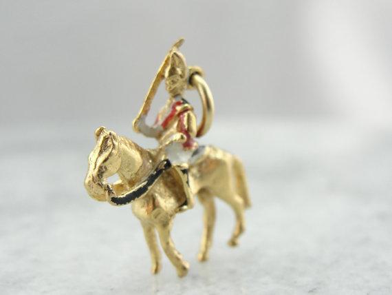 Precioso colgante de guardia británica esmaltado encima de un caballo