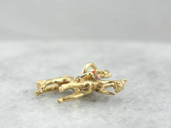 Precioso colgante de guardia británica esmaltado encima de un caballo