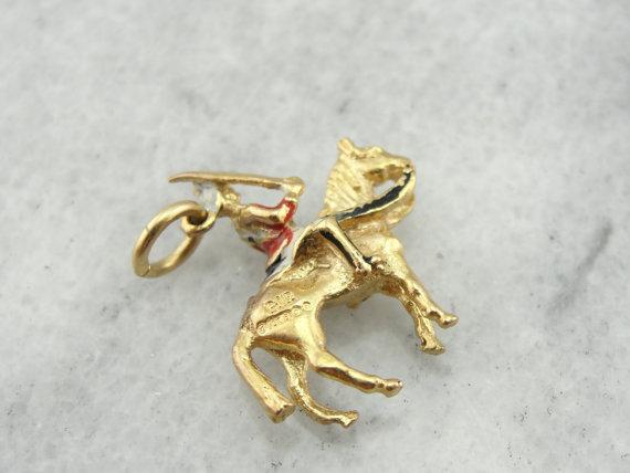 Precioso colgante de guardia británica esmaltado encima de un caballo