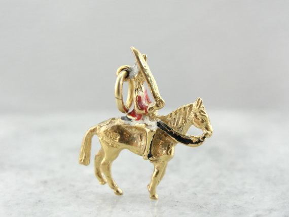 Precioso colgante de guardia británica esmaltado encima de un caballo