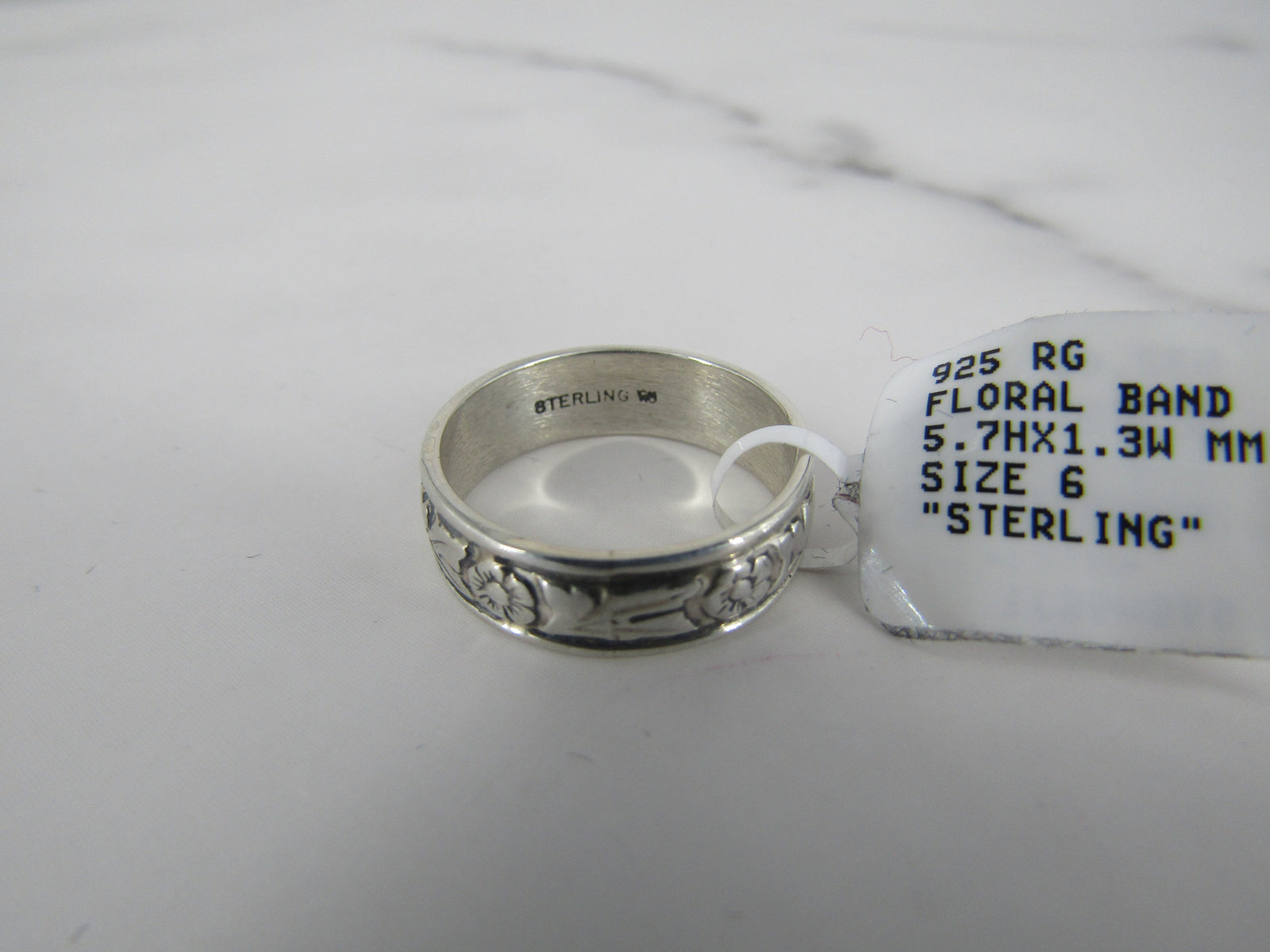 Anillo pequeño de plata con grabado floral