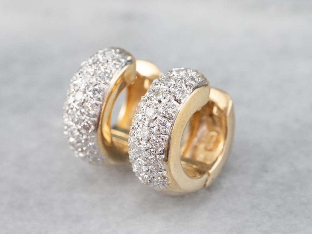Pendientes de aro Huggie de oro con incrustaciones de diamantes