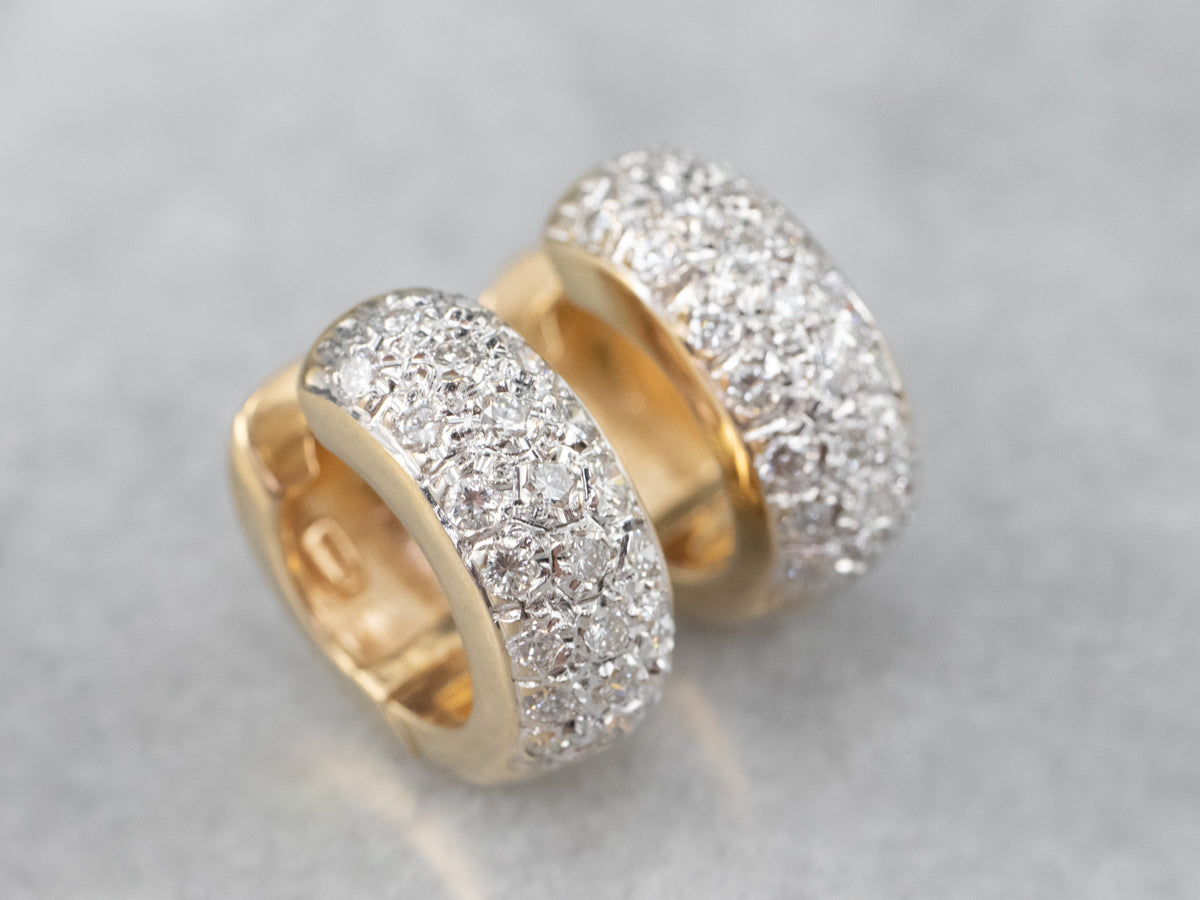 Pendientes de aro Huggie de oro con incrustaciones de diamantes