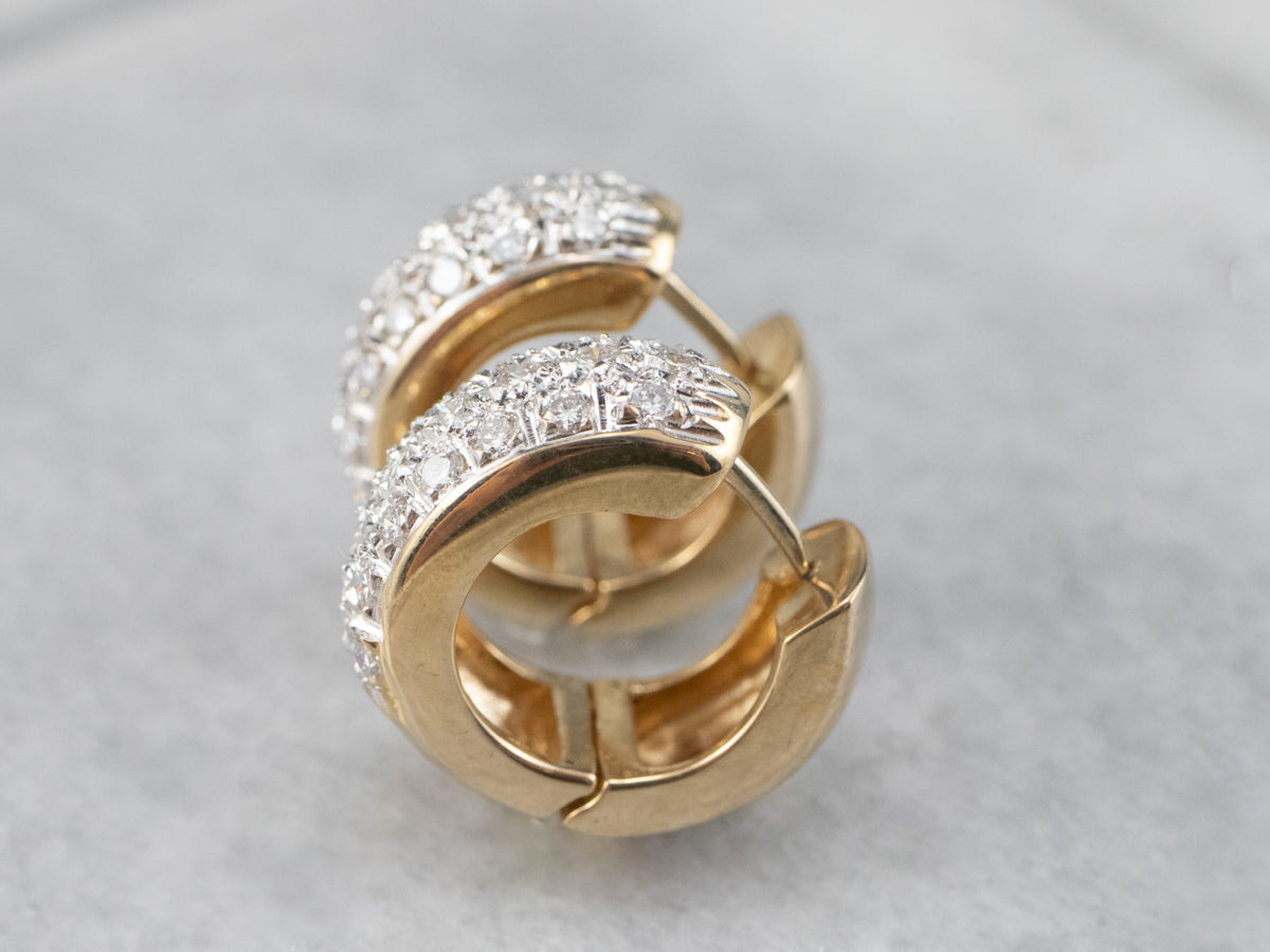 Pendientes de aro Huggie de oro con incrustaciones de diamantes